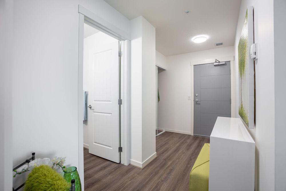 Suite entry